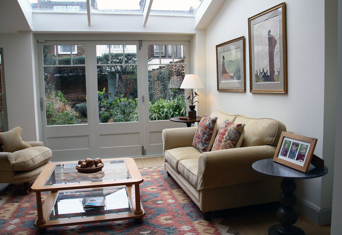 Interior design of sitting room in Fulham with large rug and comfortable sofas - by interior designer Suzi Searle